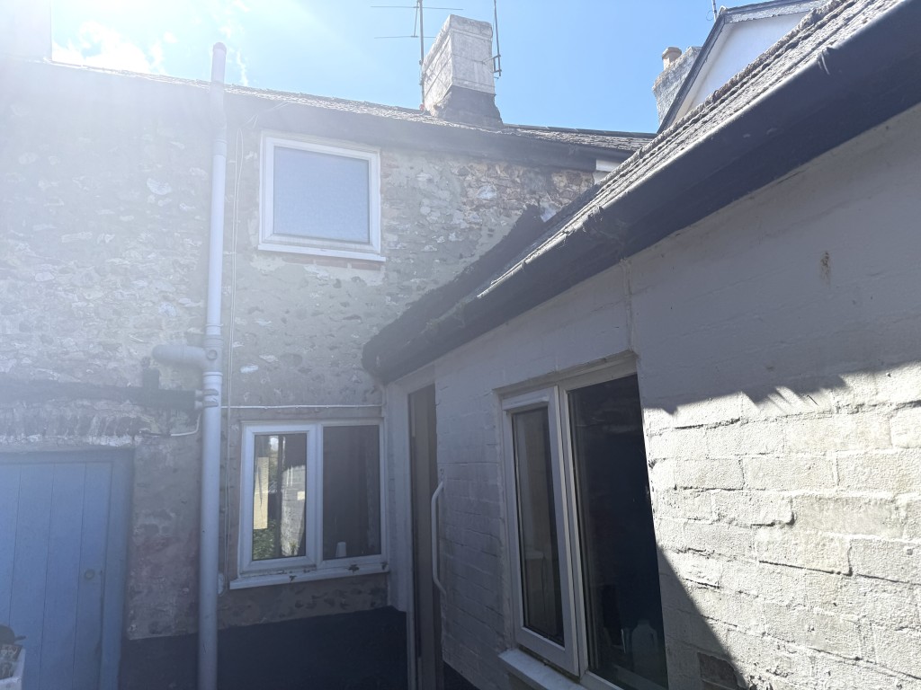 Lot: 152 - TERRACED PROPERTY FOR COMPLETE REFURBISHMENT IN VILLAGE LOCATION - Rear of property